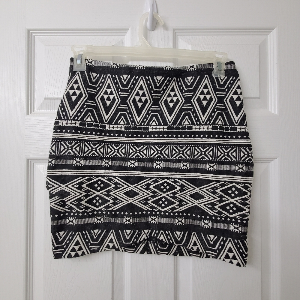 H&M Black and White Aztec Geometric Patterned Women's Mini Skirt Small
